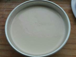 倒入模具中，震出气泡