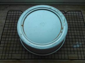 烤箱预热，130度中下层60分钟（实际温度根据自家烤箱温度操作）出炉震一下立马倒扣