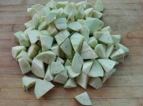 茄子去皮切成滚刀块