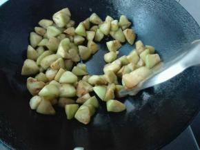 锅中多倒点油，放入茄子不停翻炒，要有点耐心呢