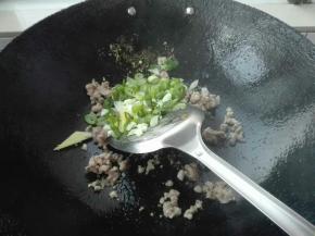锅中倒入底油，肉末，葱姜蒜呛锅