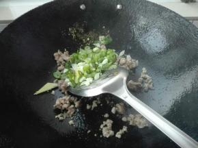 锅中倒入底油，肉末，葱姜蒜呛锅