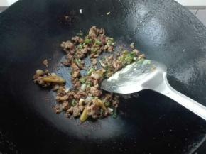 倒入生抽，料酒，盐，白糖翻炒放入茄子翻炒均匀