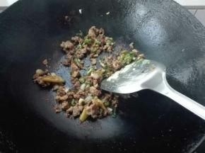 倒入生抽，料酒，盐，白糖翻炒放入茄子翻炒均匀