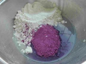 将紫薯面团所有材料混合（原面团一样方法）