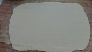 两种面团分别擀成大片