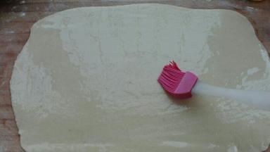 取其中一个面团刷层油，然后上面摞起另一份擀好面片