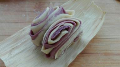 也可以两两摞起来，借助筷子中间压一下，两头朝下对折收口捏起来，依次做好，醒发10分钟