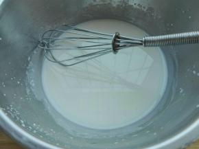 牛奶同玉米油混合搅打均匀