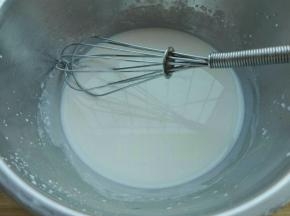 牛奶同玉米油混合搅打均匀