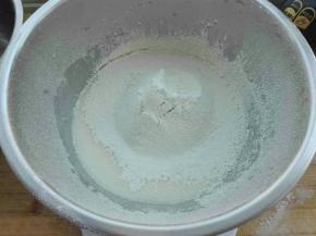 筛入低粉，划Z形拌至无干粉即可