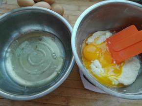 放入蛋黄，蛋清另放入无水无油干净盆中