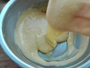 同样划Z形将蛋黄糊拌至细腻