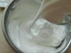 蛋清加入几滴柠檬汁或者白醋，打发至大鹰嘴状