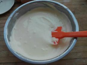 打发好的蛋白分三次同蛋黄糊用翻拌手法翻拌均匀