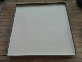 倒入烤盘，震出大气泡