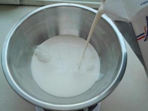 开始打发淡奶油，淡奶油加糖加盐打发