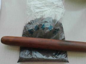 提前将奥利奥擀成细腻沫沫