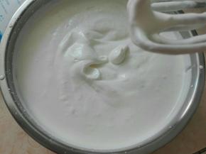 淡奶油打发至六七分左右