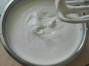 淡奶油打发至六七分左右
