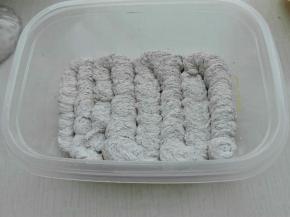 盒子中放入一块蛋糕片，挤上一层奥利奥奶油