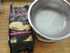 牛奶或者水，加玉米油混合，搅打均匀