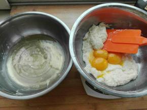 划z形拌至无干粉，放入蛋黄（蛋清另外放入无水无油干净的盆中，滴入几滴柠檬汁或者白醋）