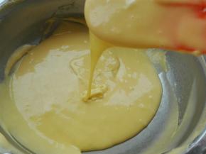 同样划Z形状将拌至成细腻的蛋黄糊