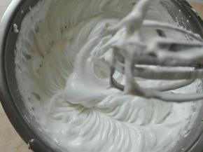 糖60g分三次同蛋白打发，打发至挺立小尖头