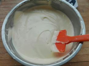 打发好的蛋白分两次同蛋黄糊，快速轻柔的翻拌手法，翻拌均匀