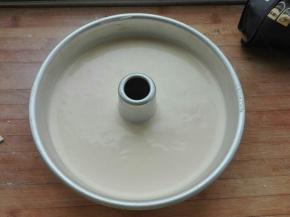 倒入模具中，震出大气泡