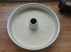 倒入模具中，震出大气泡