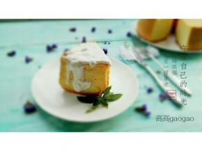 不想让大宝贝多吃奶油，淋上自制酸奶，儿子开心极了，大呼好吃，一切足矣