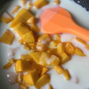 加入芒果丁搅拌均匀