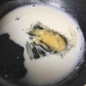 加入泡好的吉利丁片搅拌均匀