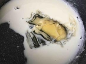 加入泡好的吉利丁片搅拌均匀