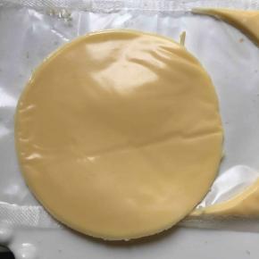 芝士片用稍小的杯口压出圆型