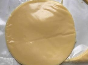 芝士片用稍小的杯口压出圆型