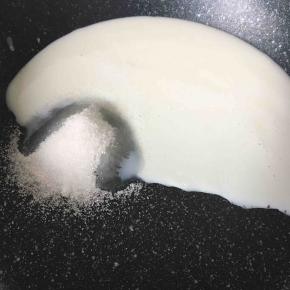 加入十克糖搅拌均匀