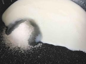 加入十克糖搅拌均匀