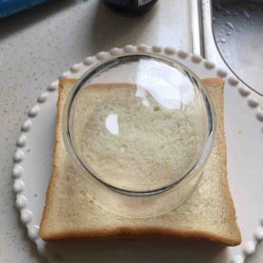 合上另一片，用大杯口压出大圆型