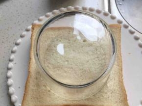 合上另一片，用大杯口压出大圆型