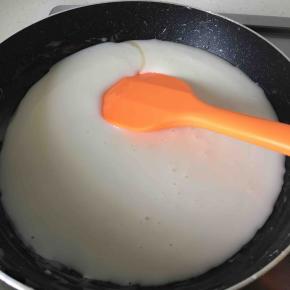 稍冷却后加入酸奶搅拌均匀