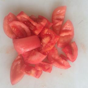 这样就可以轻松撕去番茄皮。
番茄切小块。