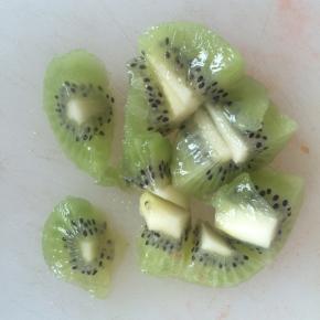 猕猴桃去皮切小块。