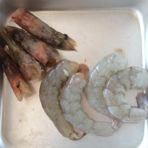 虾解冻后，剥出虾仁，去除虾线，留下虾头。