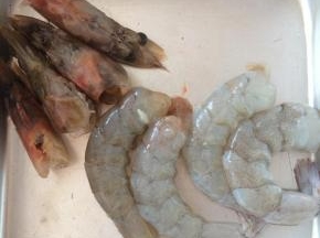 虾解冻后，剥出虾仁，去除虾线，留下虾头。
