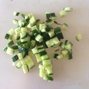 黄瓜切小丁备用。