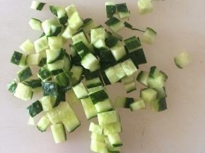 黄瓜切小丁备用。