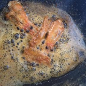 锅内倒入适量食用油，放入虾头，炸出虾油，一边炸，一边用铲子按压。